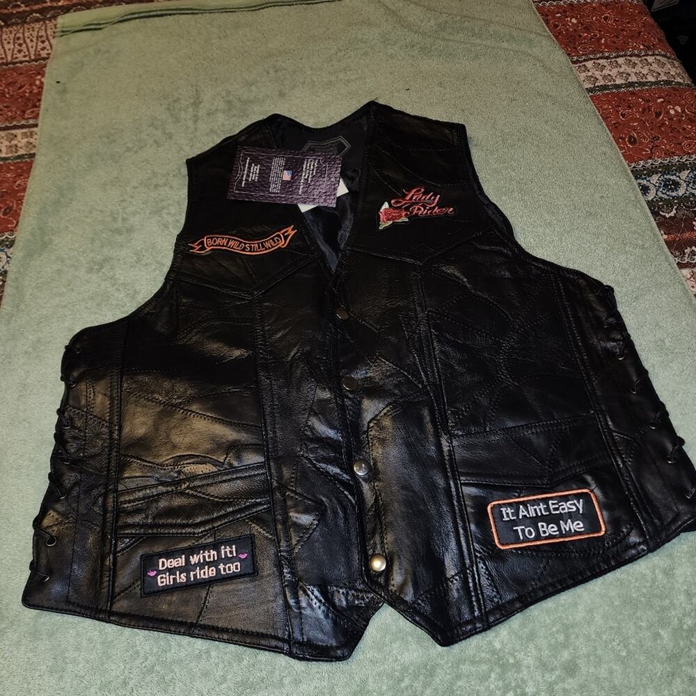 DIAMOND PLATE NWT WOMENS BIKE LEATHER VEST.    SIZE LARGE